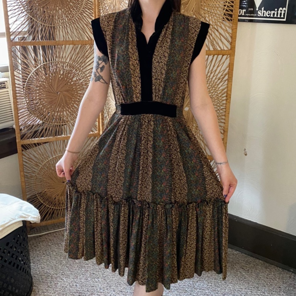 1970s Victorian prairie brown floral dress